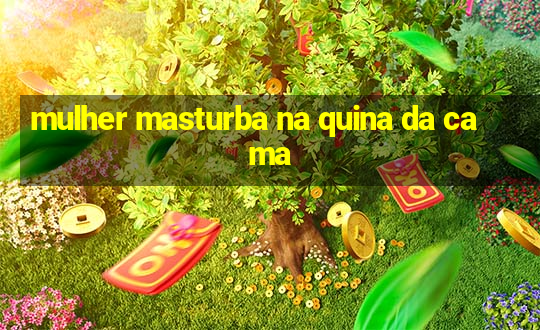 mulher masturba na quina da cama